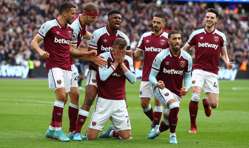 KD三分准绝杀登全美热搜！死神霸气手势太燃 赛后示爱火箭全场高呼MVP