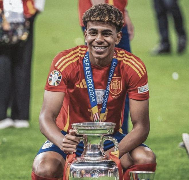 上演大四喜斩获金靴，法比奥当选中超官方第30轮最佳球员